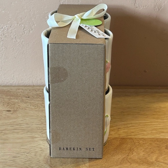 NWTS Set of 4 Spring Flowers Ceramic Ramekins From Rae Dunn Artisans Collection. - Picture 5 of 7